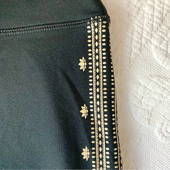 Spiritual Gangster Lotus Leggings black & gold print - Picture 5 of 16